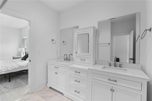 Building Photo - 2071 Fairhaven Cir NE