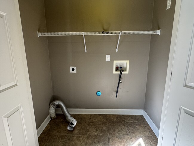 Building Photo - 302 Streamwood Dr