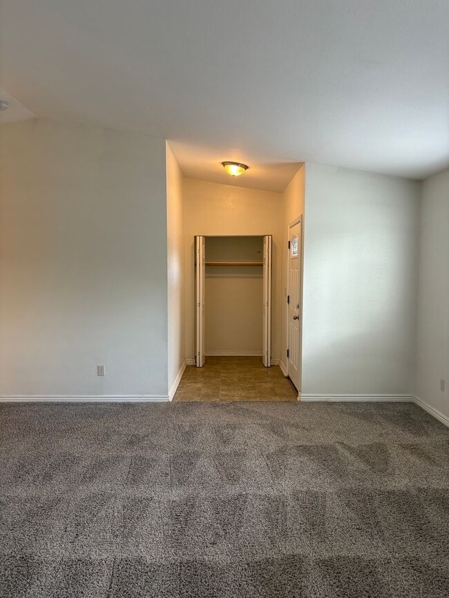 Building Photo - Amazing 1 Level Home in popular Southwest Location!