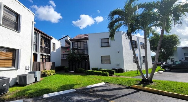 Building Photo - 9415 Fontainebleau Blvd