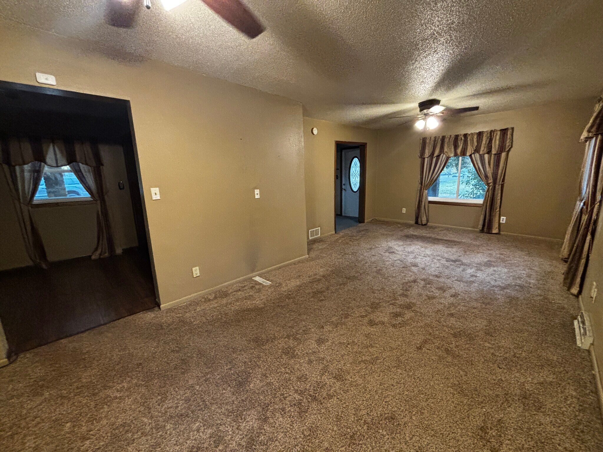 Living room looking at front door - 829 W 5th Ave