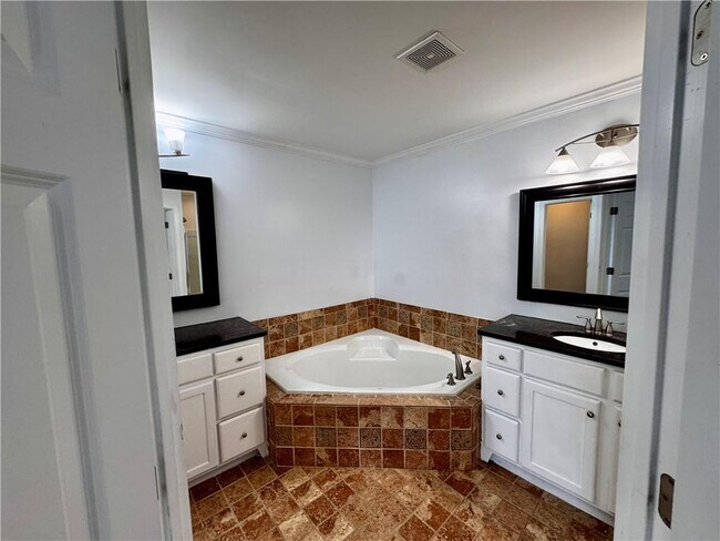 Building Photo - 2212 Ewell Park Dr NW