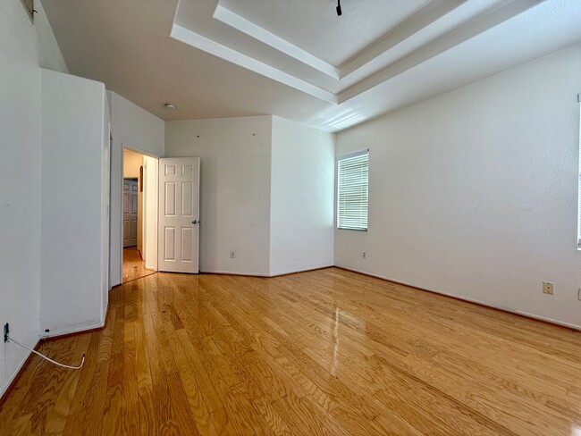 Building Photo - Spacious 3 Bedroom 2.5 Bath Townhouse with...