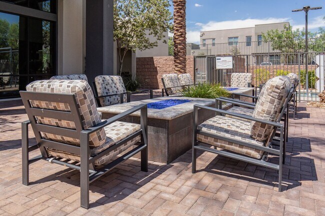 Building Photo - Fully furnished luxury townhome in Affinit...