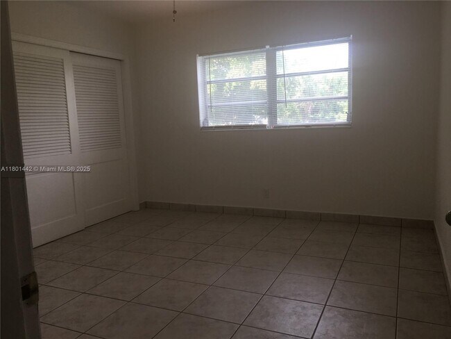 Building Photo - 4851 University Dr