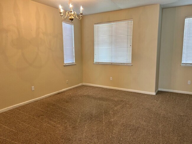 Building Photo - Spacious 4 bedroom, 2.5 Bathroom Available...