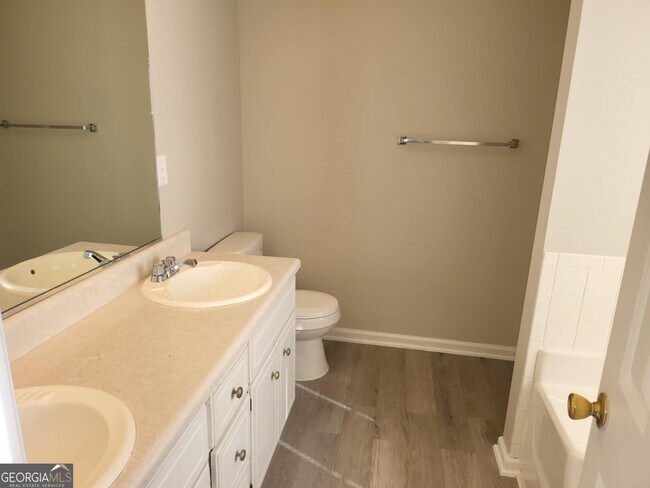 Building Photo - 4365 White Pines Ct