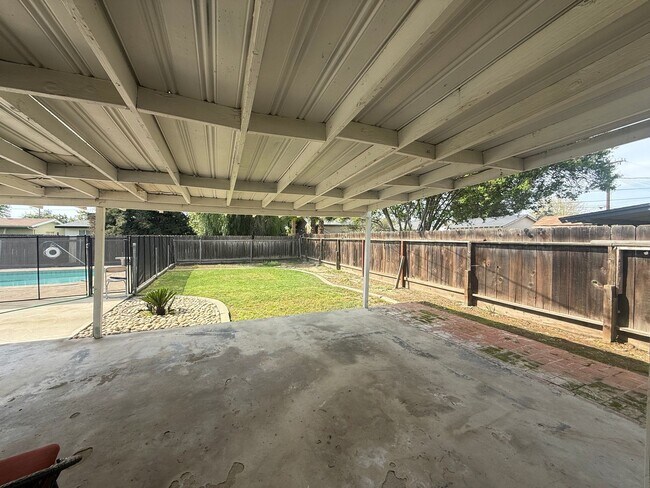 Building Photo - 3 bedrooms, 2-bathroom home with pool in Visalia, CA!