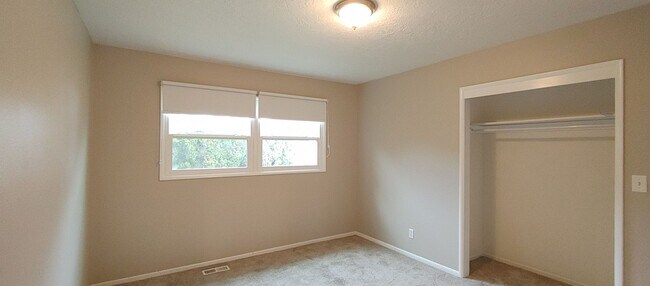 Building Photo - Darling Updated 3 Bedroom Ranch Located a Block from Glenwood City Park and Just a few Blocks fro...