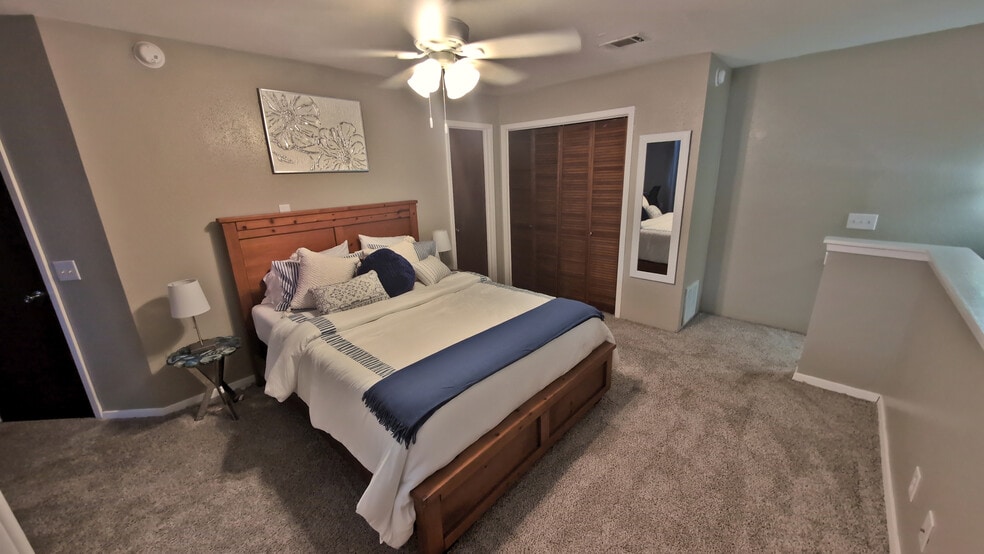 Building Photo - 1305 W Villa Maria Rd