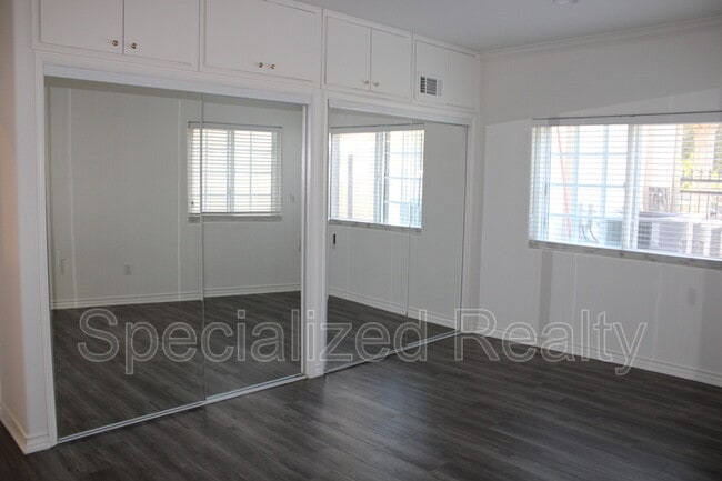 Building Photo - 1827 1/2 Hill Dr.,