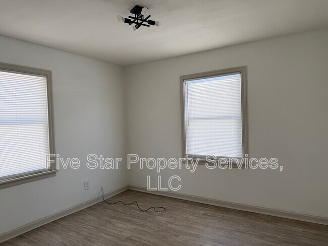 Building Photo - 3036 Louise Ln