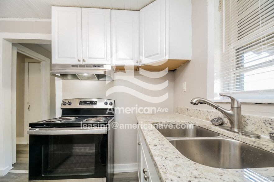 Building Photo - 1915 Armstrong St