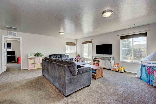 Building Photo - Beautiful 6 bed 2.5 bath home located in t...