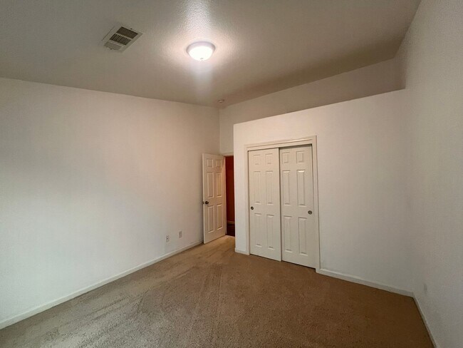 Building Photo - 2340 Catavee Ave