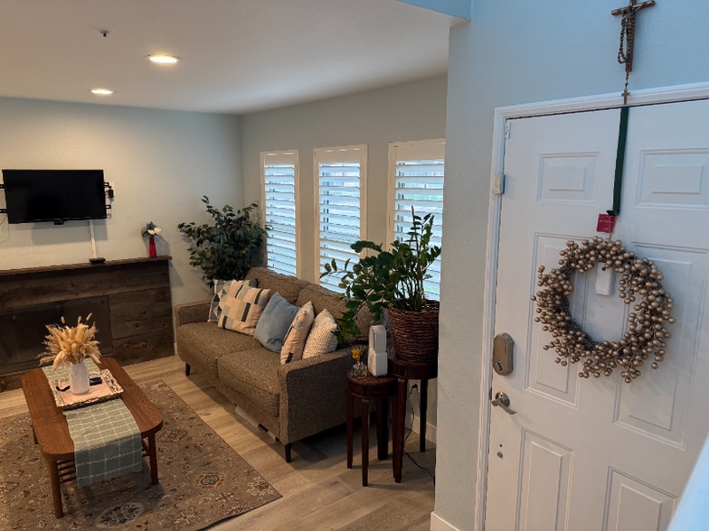 Building Photo - 406 E Center St