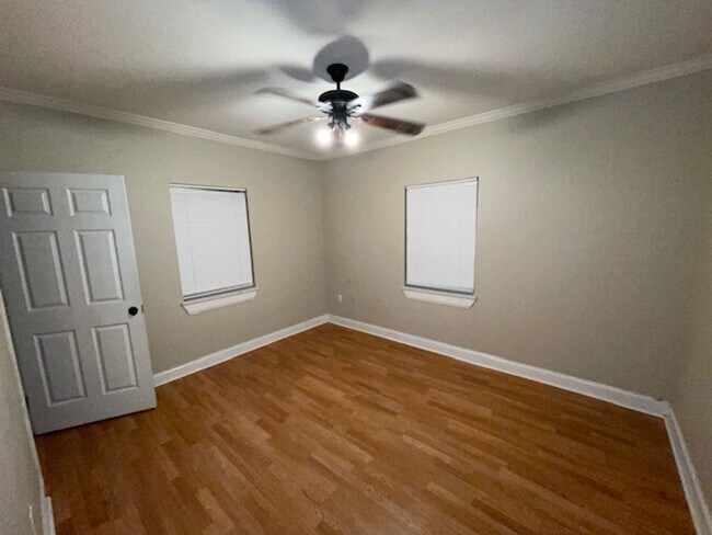 Building Photo - 3 bedrooms 1 bath