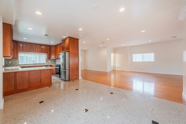 Building Photo - Spacious and Quiet Hawthorne Home!