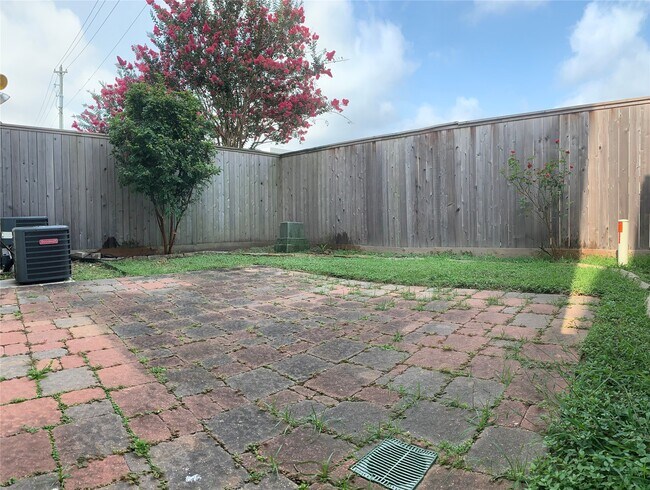 Building Photo - 9006 Harbor Hills Dr