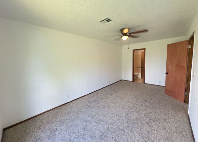 Building Photo - $500 OFF MOVE IN SPECIAL | Duplex in Centr...