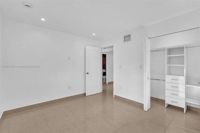 Building Photo - 5618 SW 36th St