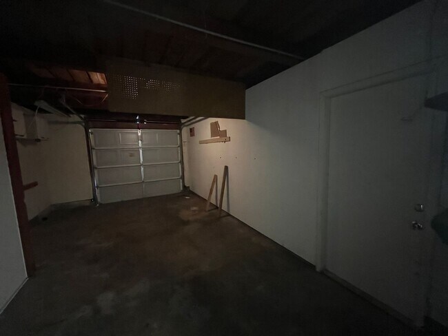 Building Photo - 2 bed 1 bath single family home with back yard and garage space