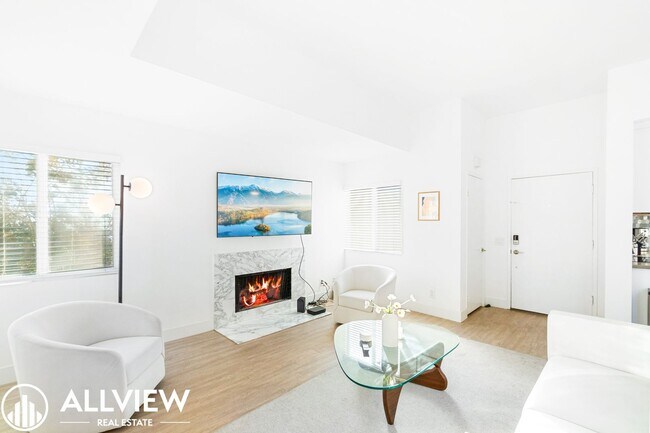 Building Photo - OCEAN VIEWS AND UPGRADED 2 BED/ 2 BATH UPP...