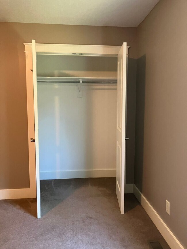 Building Photo - Maintenance free 3 bedroom 2.5 bath home in Stow