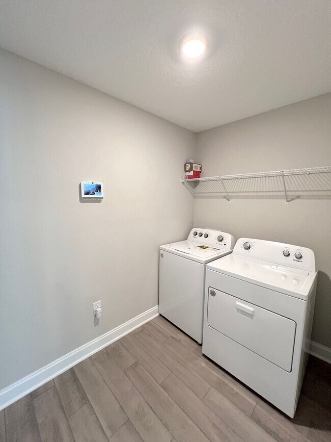 Building Photo - GORGEOUS 5 Bed 4 Bath 3 Car Garage HOME w COMMUNITY POOL for RENT!