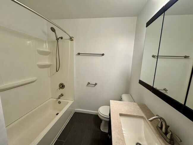 Building Photo - 600 E McKinley Rd