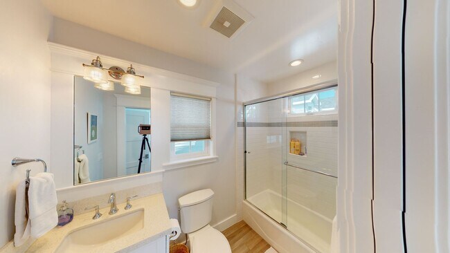 Building Photo - 3bed/3.5 Bath School Year Rental