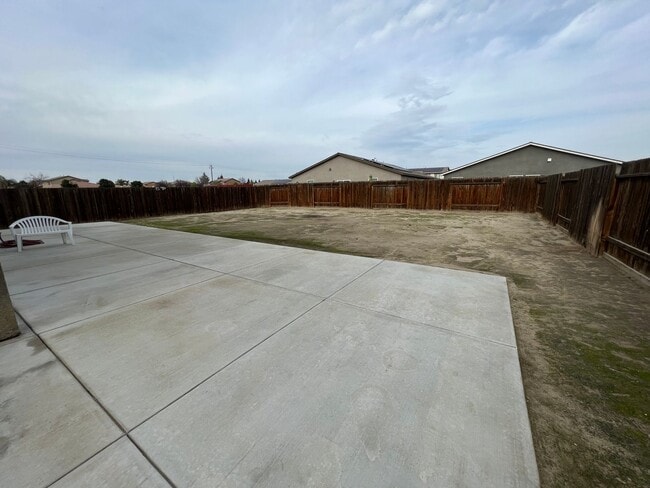 Building Photo - Southwest 4 bedroom Home