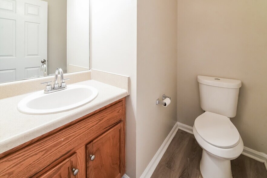 Building Photo - 202 Oakwood Pl