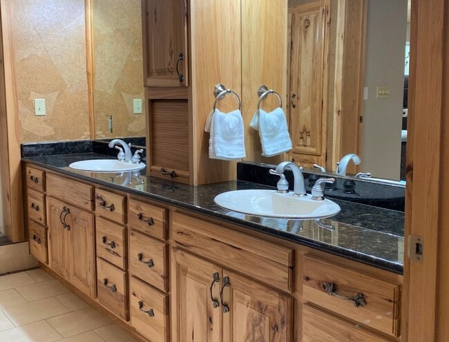 Building Photo - Spacious 1 bed 1 bath Hamilton home with 1 car garage.