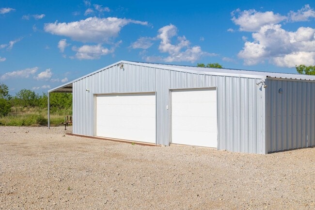Building Photo - Large Country Home on Acreage with Access to Fishing