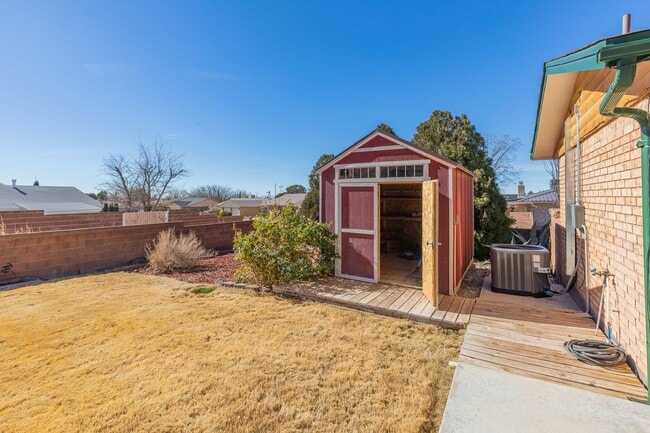 Building Photo - Beautiful 3 Bed 2 Bath - Gorgeous Views & Fenced in Backyard!