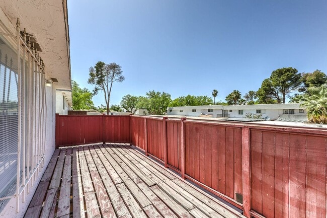 Building Photo - Huge one bedroom condo close community pool and tennis courts.