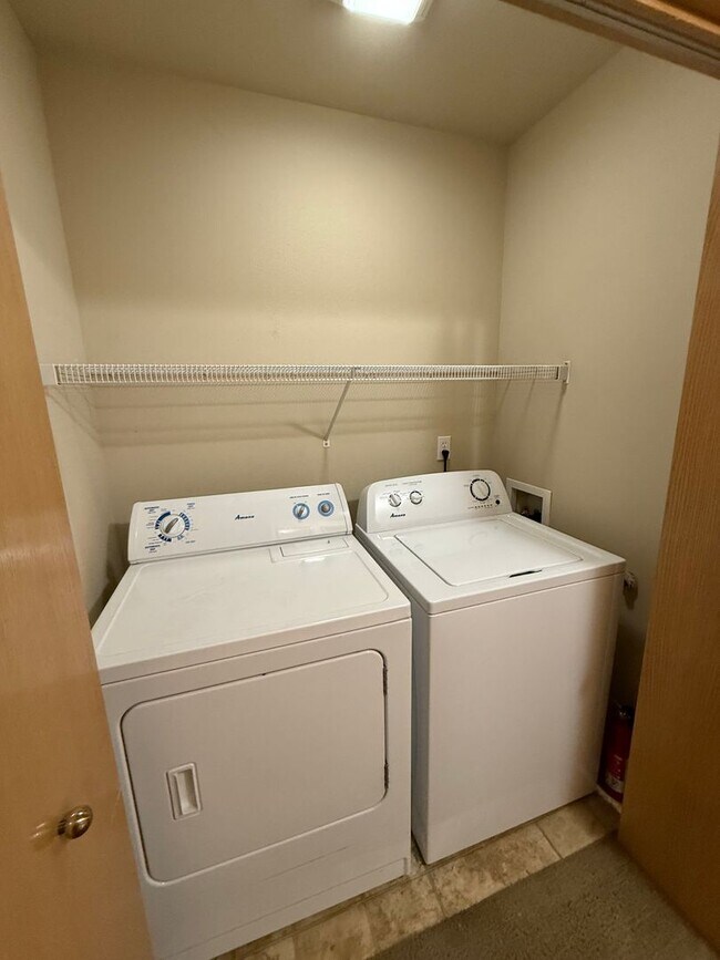 Building Photo - 3 Bed/2.5 Bath Townhome in NE Bend - Canoe Court