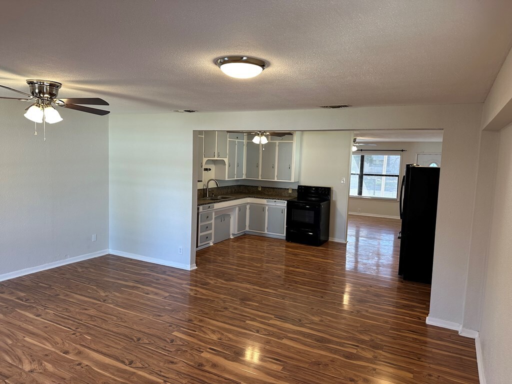 Building Photo - 2110 Glenwood Dr
