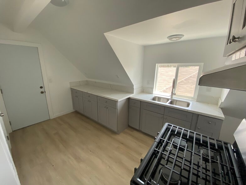 Building Photo - 1917 E 2nd St