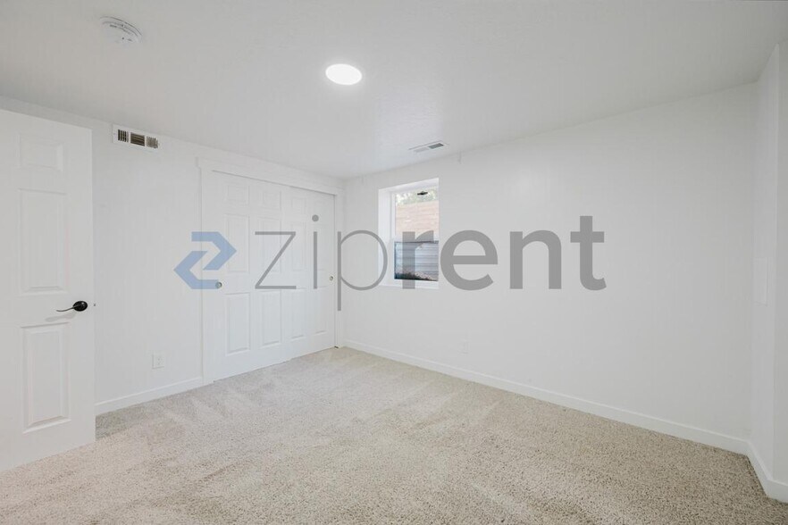 Building Photo - Unit B