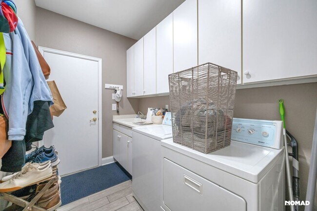 Building Photo - 1321 S Lansing Ct