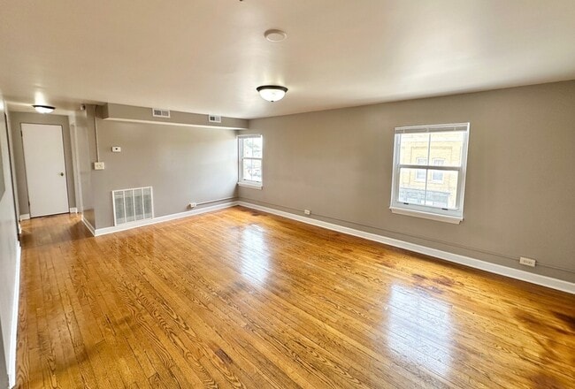 Building Photo - 104 E Sumner St