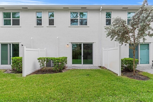 Building Photo - 4667 Hollister Ave
