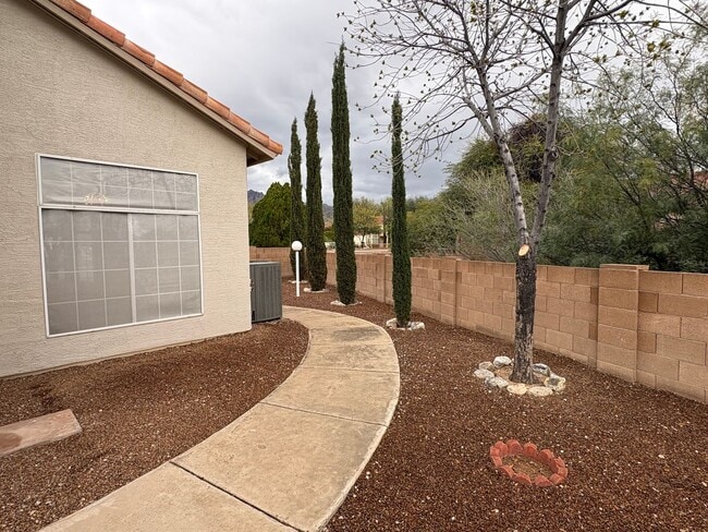 Building Photo - Spacious 4BR/3BA Two-Story Home Near Sabino Canyon