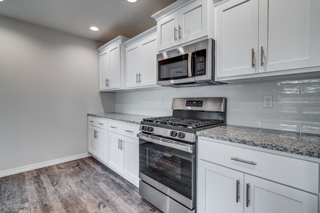 Building Photo - Beautiful, brand-new, 3-bedroom, 2-bath home in Nixa with a 3-car garage.