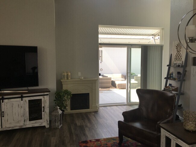 Building Photo - 908 Blondel St