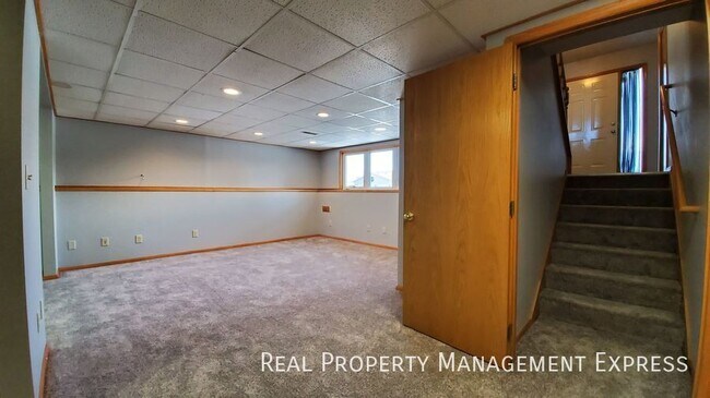 Building Photo - 3 Bed 3 Bath Home with 2 Stall Attached Ga...