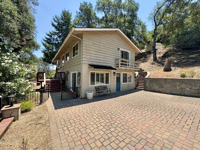 Building Photo - Charming 4-Bed by the Lake in Morgan Hill