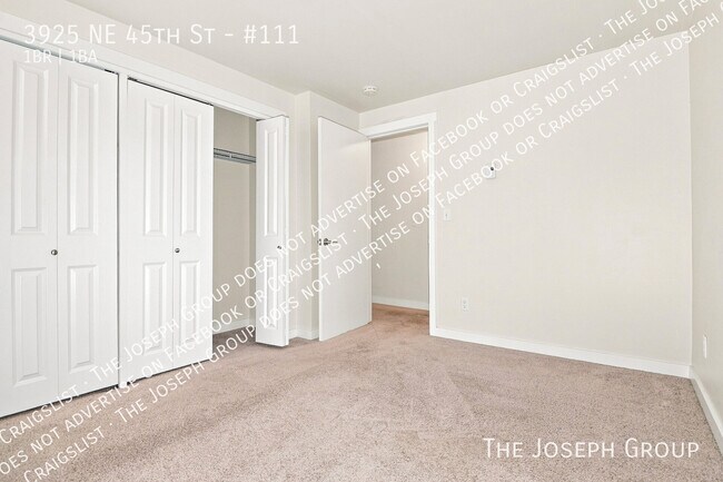 Building Photo - 3925 NE 45th St